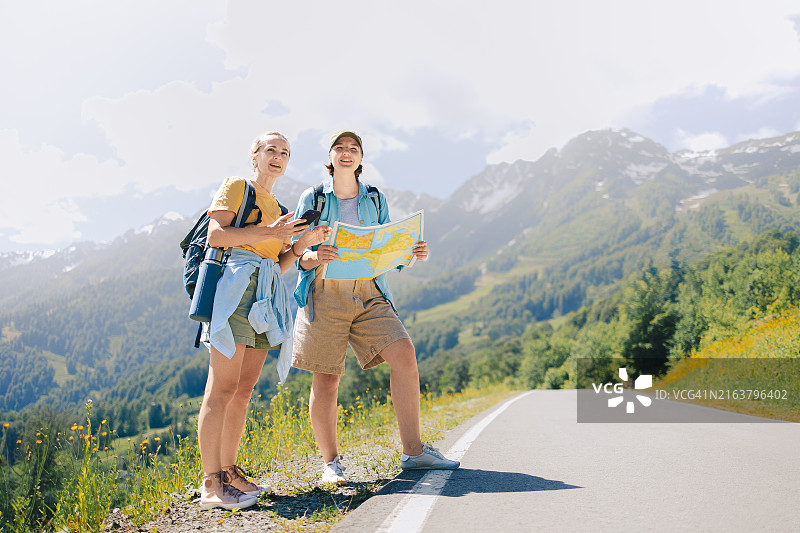 两位女性朋友计划夏季登山图片素材