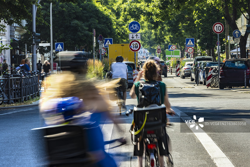 骑自行车的人在柏林克罗伊茨贝格图片素材