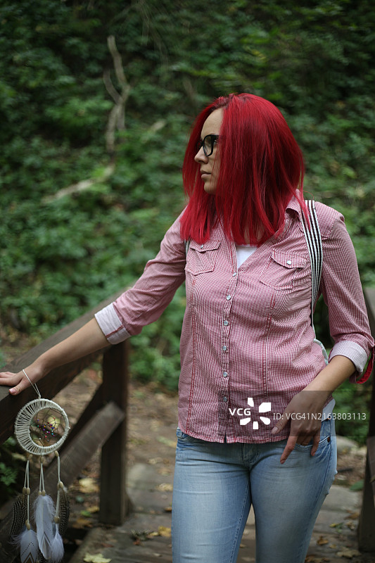 穿着斗篷在户外手持捕梦网的女人图片素材