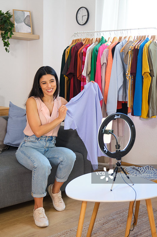 年轻时尚博主录制衬衫展示视频图片素材