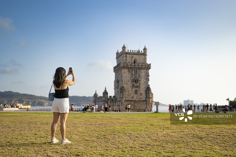 女人拍摄贝伦塔图片素材