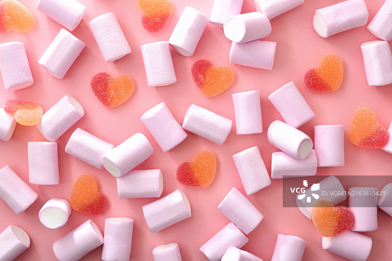 粉色背景上的心形棉花糖（高角度拍摄）图片素材