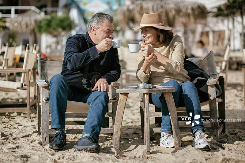 中年夫妇喝咖啡聊天（保加利亚）图片素材