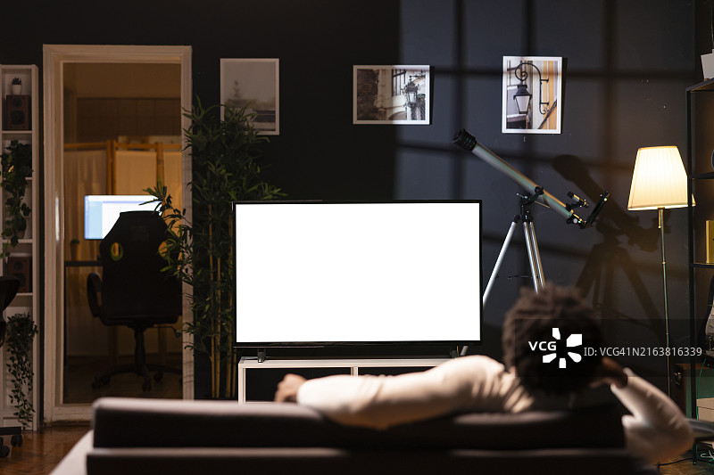 居家无聊的房主使用智能电视追剧图片素材