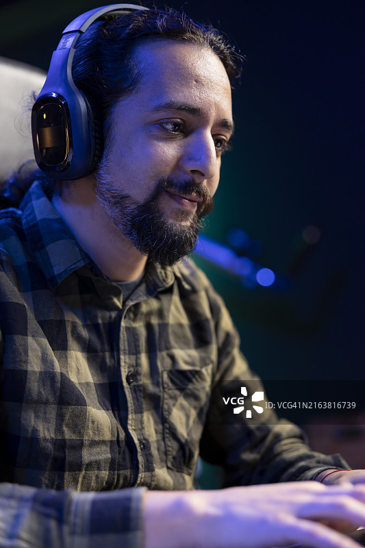 自由职业者戴着无线耳机图片素材