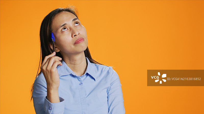 亚洲人在思考解决方案图片素材