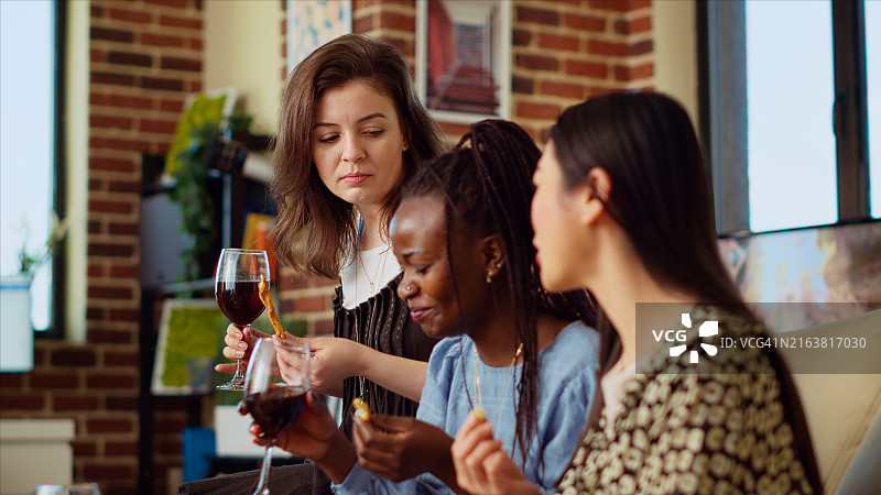 朋友们欢笑畅饮聚餐特写图片素材