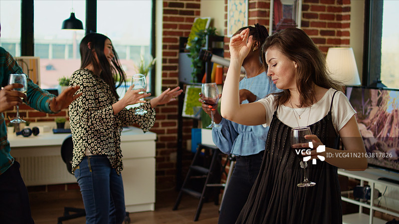 同事组织公寓派对，热情跳舞图片素材