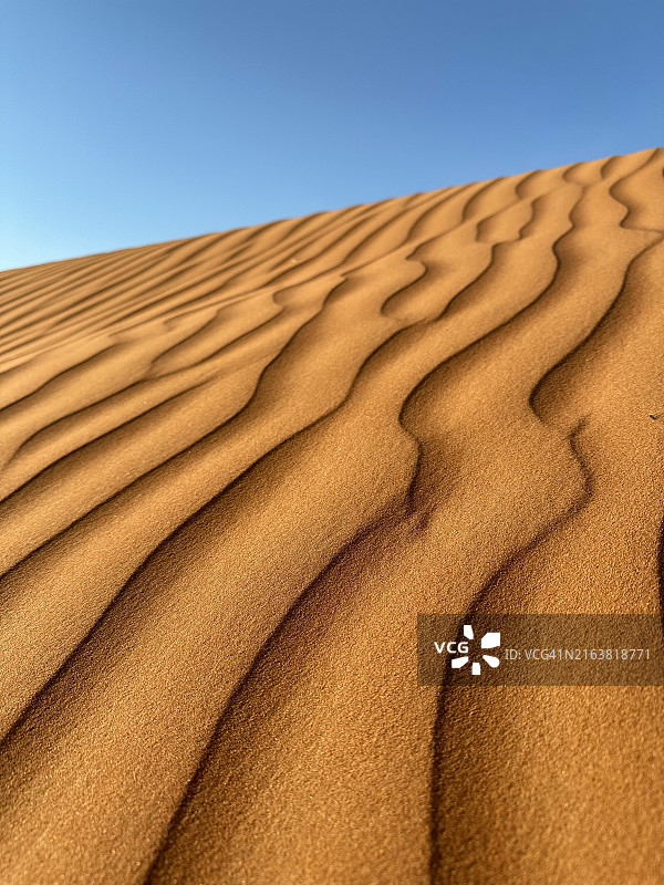 阿拉伯联合酋长国迪拜的蓝天沙漠景色图片素材