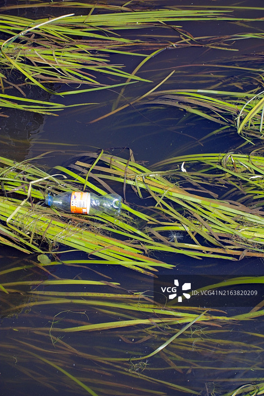 塑料瓶水污染图片素材