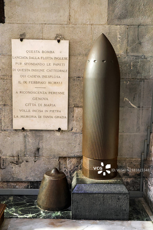 圣洛伦佐大教堂内的二战时期炸弹图片素材