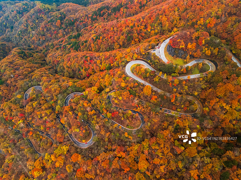 日本日光市美丽山脉的蜿蜒道路航拍图片素材
