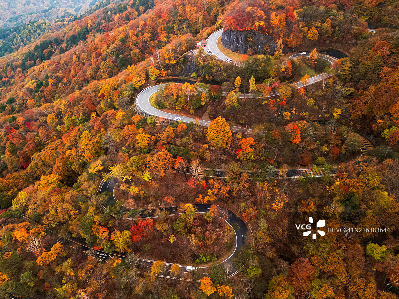 日本日光市美丽山脉的蜿蜒道路航拍图片素材