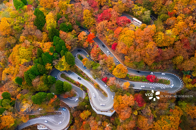 日本日光市美丽山脉的蜿蜒道路航拍图片素材