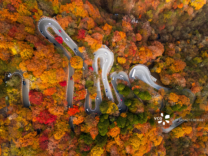 日本日光市美丽山脉的蜿蜒道路航拍图片素材