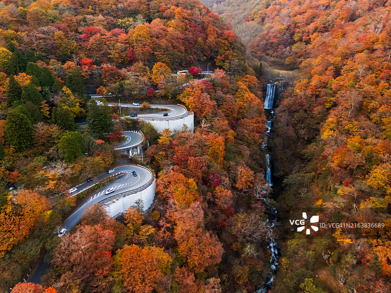 日本日光市美丽山脉的蜿蜒道路航拍图片素材