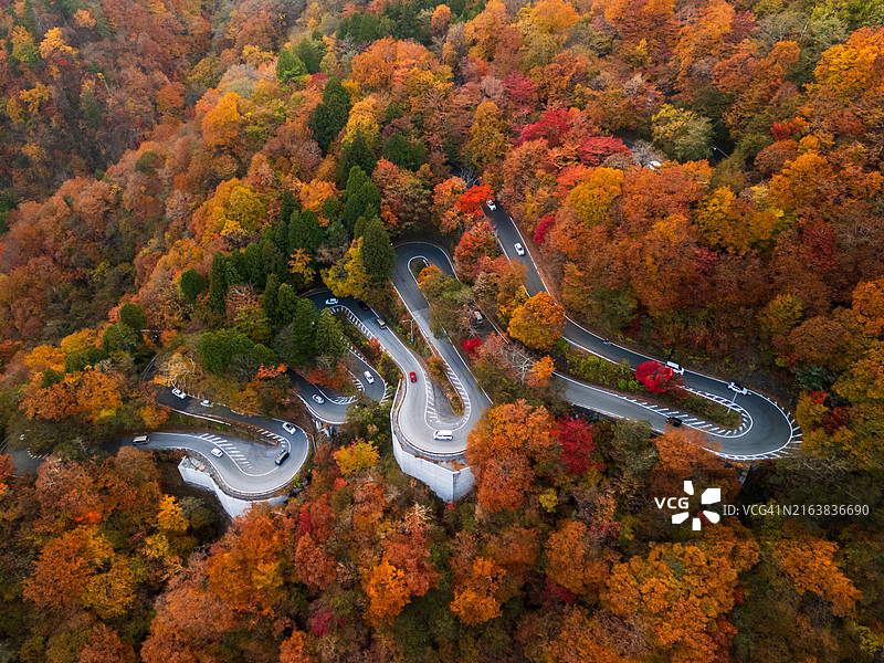 日本日光市美丽山脉的蜿蜒道路航拍图片素材