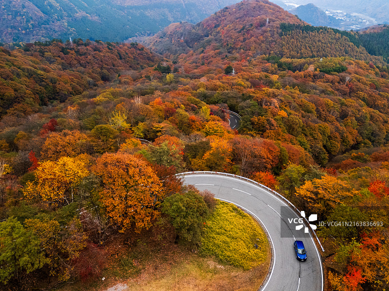日本日光市美丽山脉的蜿蜒道路航拍图片素材