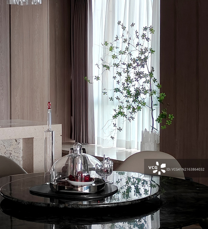 餐桌上的玻璃盘图片素材