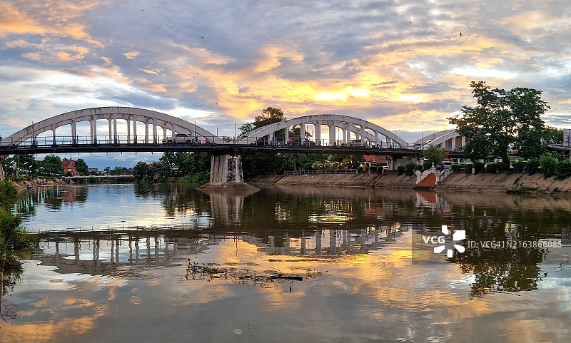 泰国南邦府汪河上的拉差达披色桥或白桥图片素材