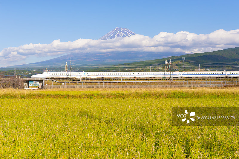 2023年11月15日：行驶在铁道上的东海道新干线高速列车，背景为秋季的富士山，静冈图片素材