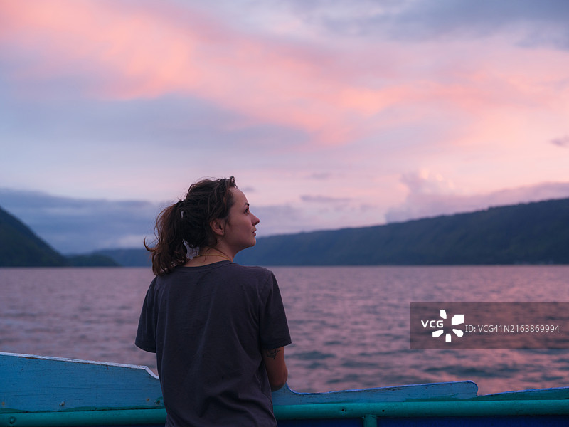 在苏门答腊多巴湖乘渡轮旅行的女人图片素材
