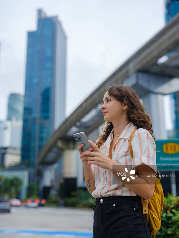 女人用智能手机探索马来西亚吉隆坡图片素材