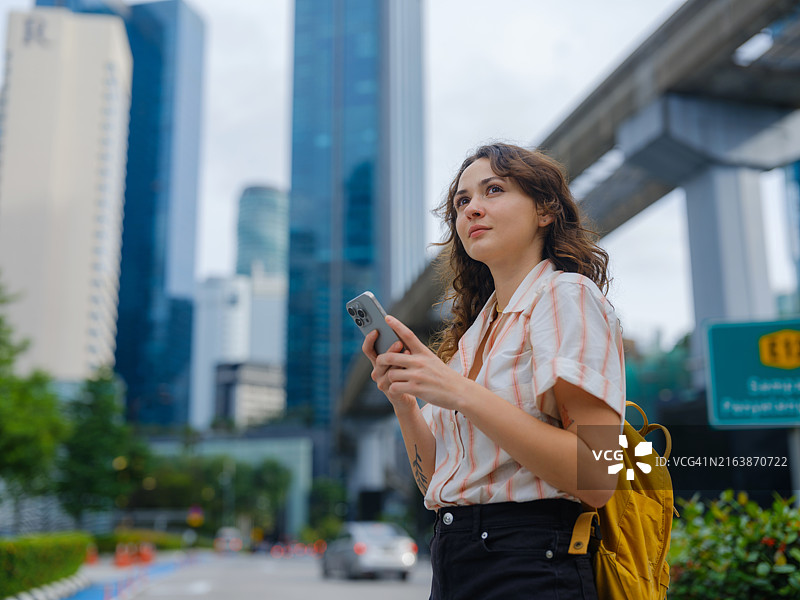 女人用智能手机探索马来西亚吉隆坡图片素材