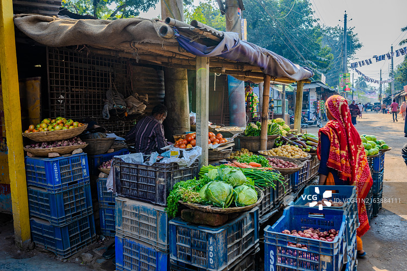 孟加拉国迪纳杰普尔市场充满活力的蔬菜摊位图片素材