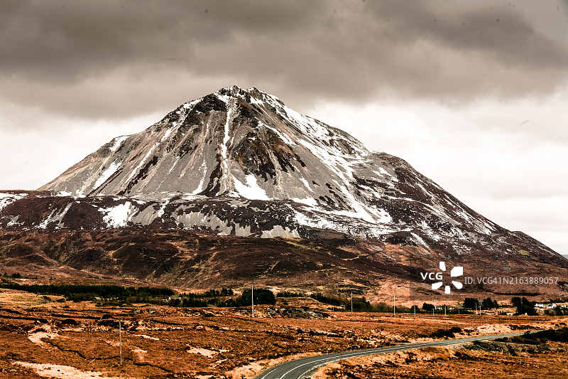 被雪覆盖的埃里戈尔山，爱尔兰多尼戈尔郡图片素材