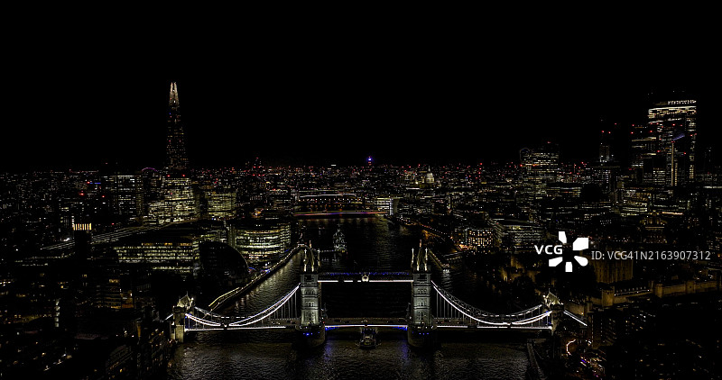 伦敦塔桥夜景航拍：碎片大厦与泰晤士河图片素材