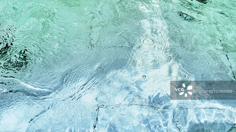 带有波纹和倒影的水面特写图片素材