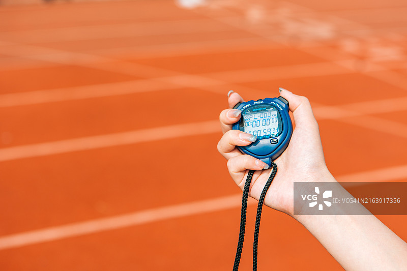 裁判拿着秒表，开始计时图片素材