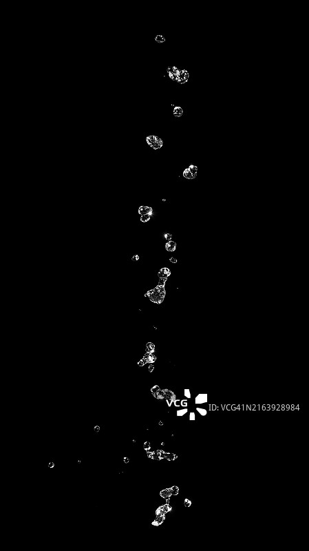 黑色背景上的小水滴图片素材