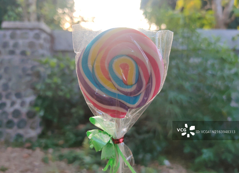 模糊背景下的彩色棒棒糖图片素材