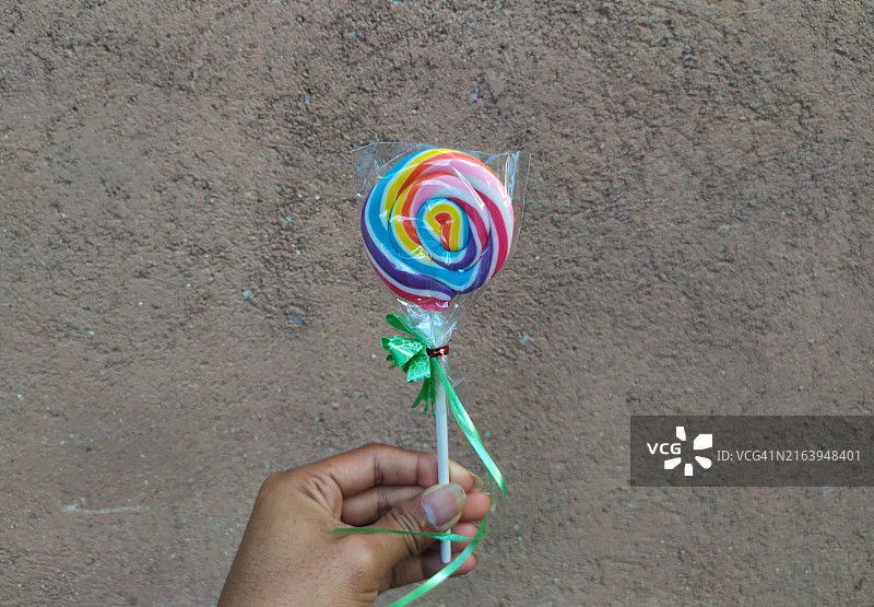 模糊背景下的彩色棒棒糖图片素材