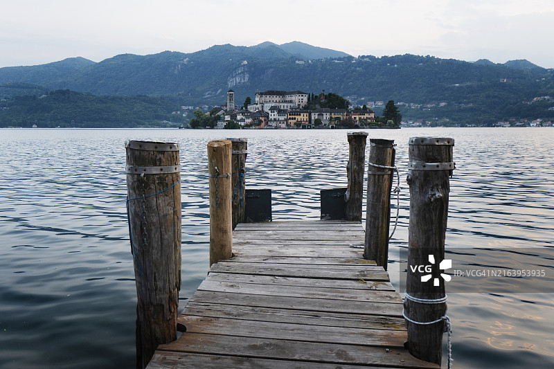 日落时分的奥尔塔湖和圣朱利奥岛风光图片素材