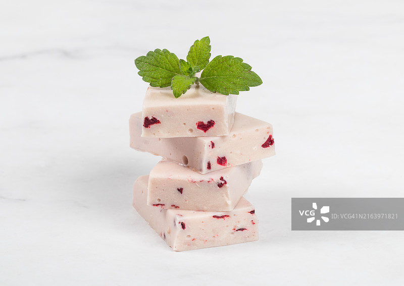 含冻干樱桃碎的纯素樱桃牛轧糖特写图片素材