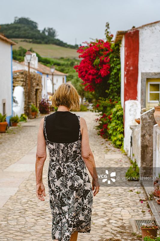 葡萄牙小村庄里的女人肖像图片素材