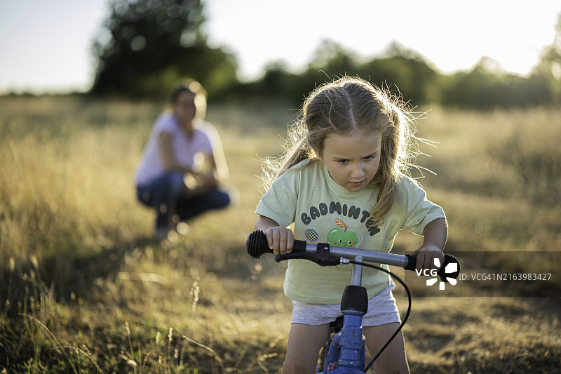 母亲：妈妈教女儿骑自行车图片素材