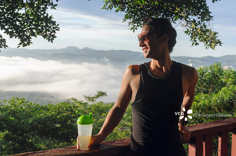 男人锻炼后补充水分图片素材