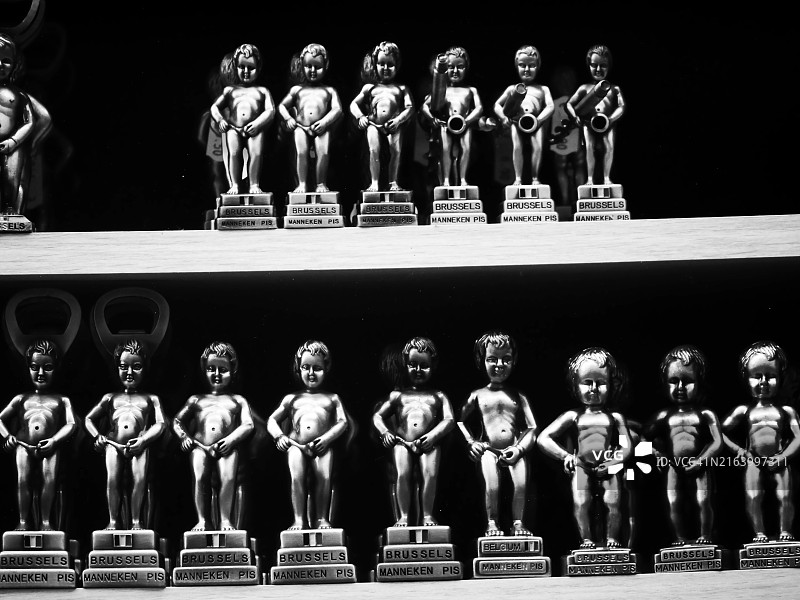 比利时布鲁塞尔商店橱窗中代表撒尿小童的小雕像特写图片素材