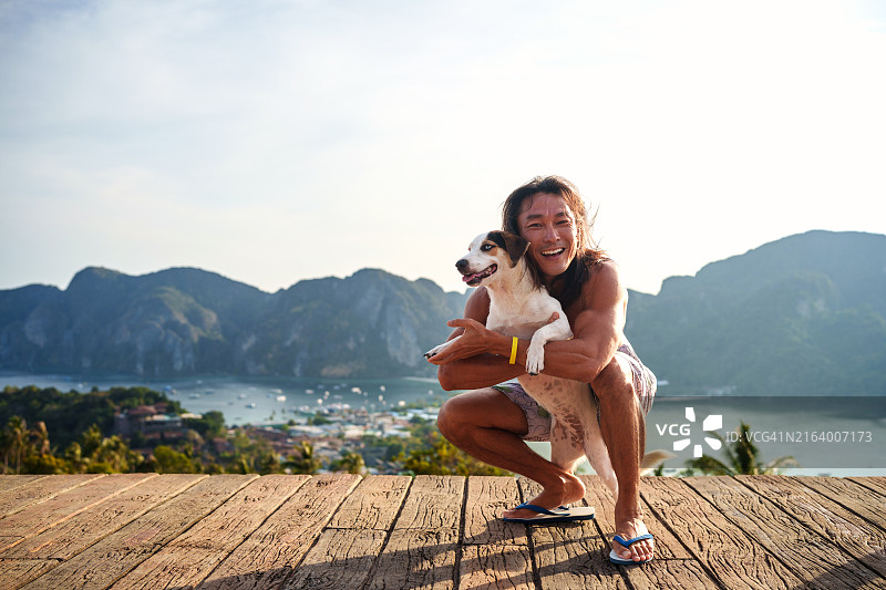 男人和狗在皮皮岛图片素材