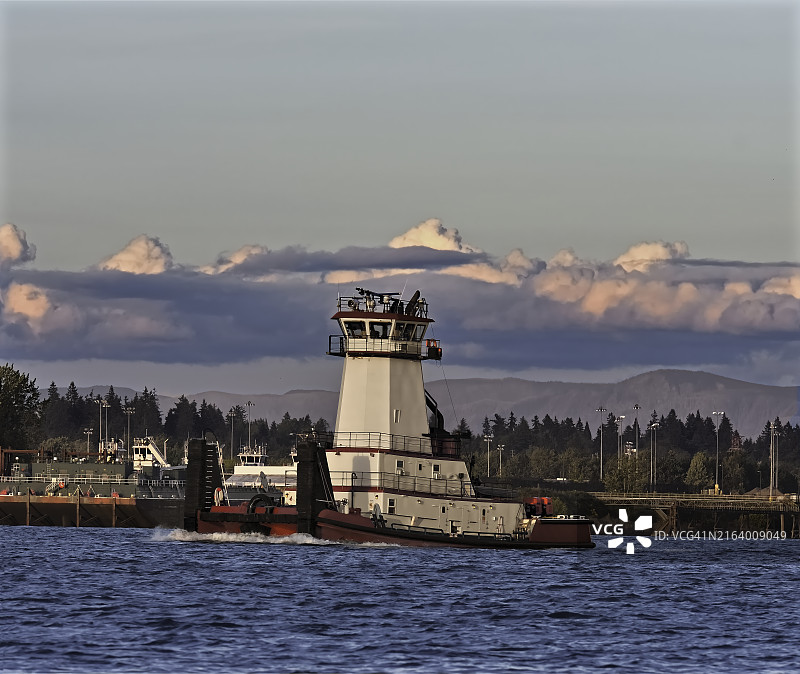 日落时分的拖船图片素材