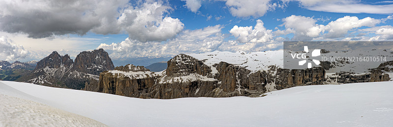 多洛米蒂山脉的雪山岩石图片素材