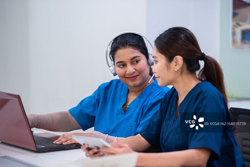 会议室里讨论病情的医护人员图片素材