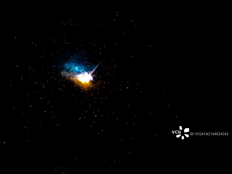 焊接火花与烟雾图片素材