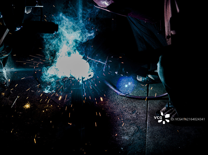 焊接火花与烟雾图片素材