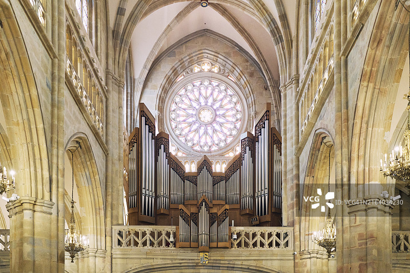 大教堂内部正面图，背景有乐器和彩色玻璃窗图片素材
