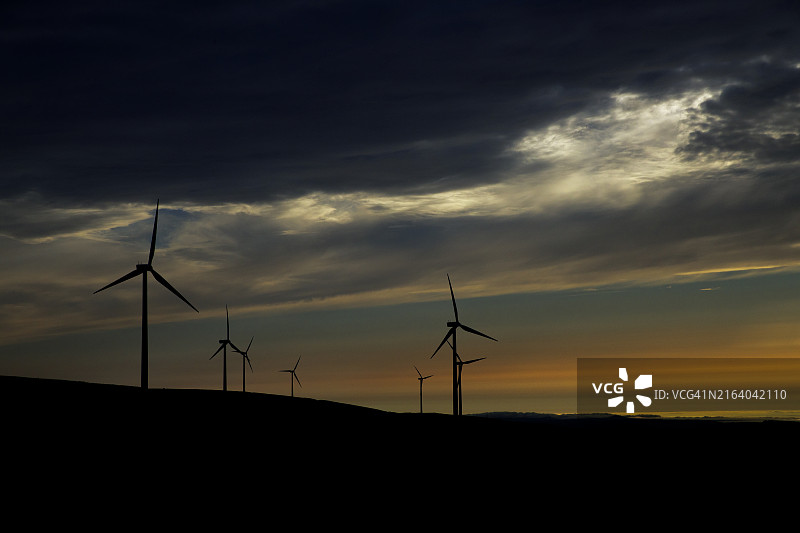 威尔士南部山顶风力发电场图片素材